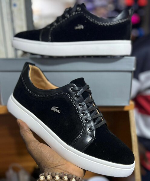 Mocassins en velours et baskets urbaines