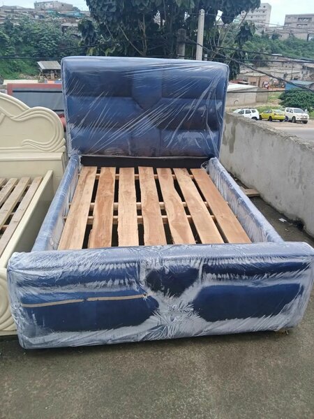 Lit double avec cadre rembourré