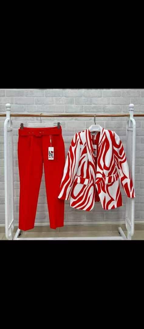 Costume femme élégant à motifs