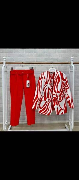 Costume femme élégant à motifs