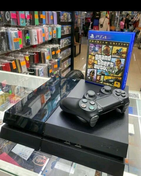 Console PS4 avec manette et jeu GTA V