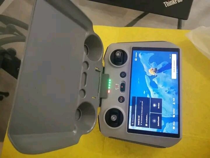 Drone DJI avec télécommande et accessoires