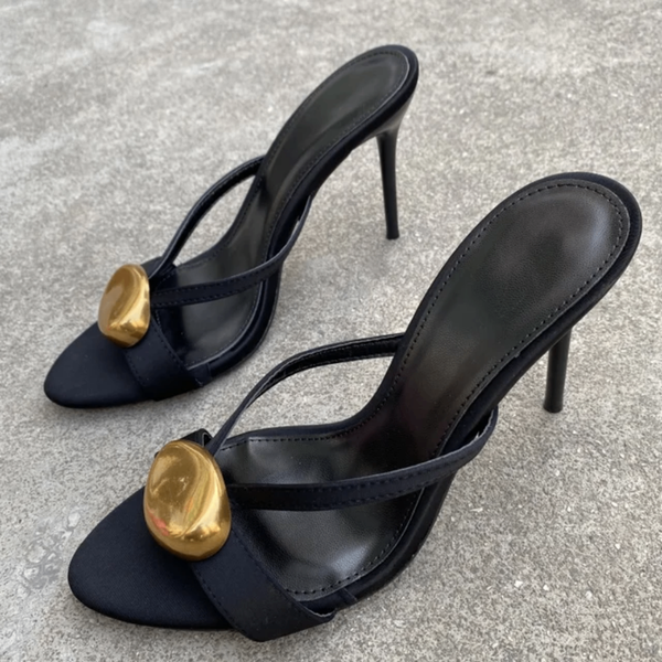Sandales à talons dorées élégantes