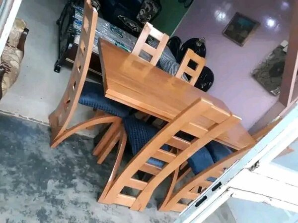 Table à manger en bois élégante