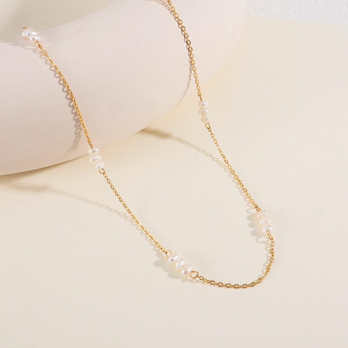 Collier perles doré élégant