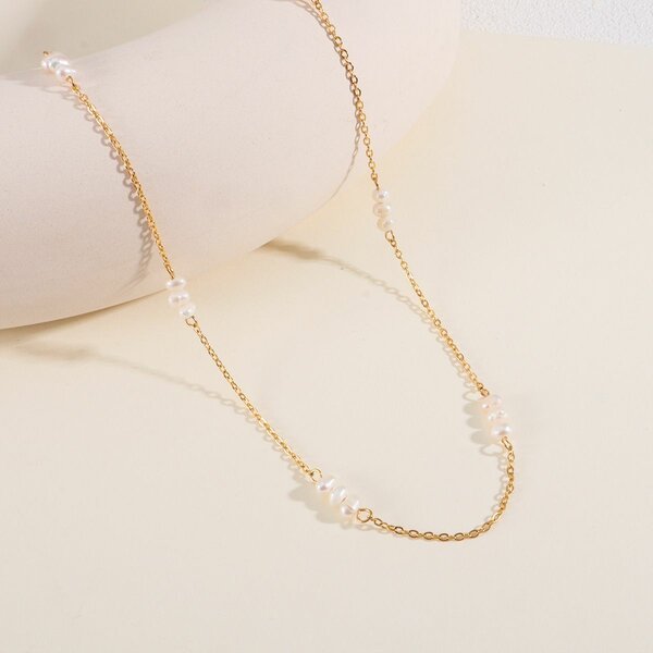 Collier perles doré élégant