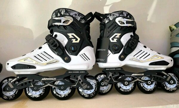 Rollers en ligne agressifs