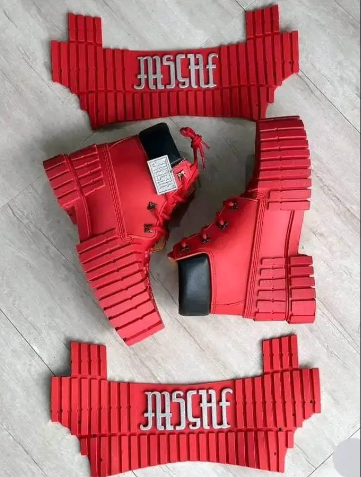 Bottes hautes rouges MSCHF