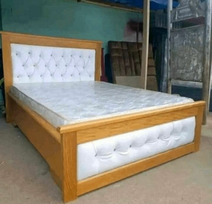 Lit moderne avec matelas et tête de lit capitonnée