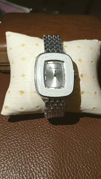 Montre élégante en acier