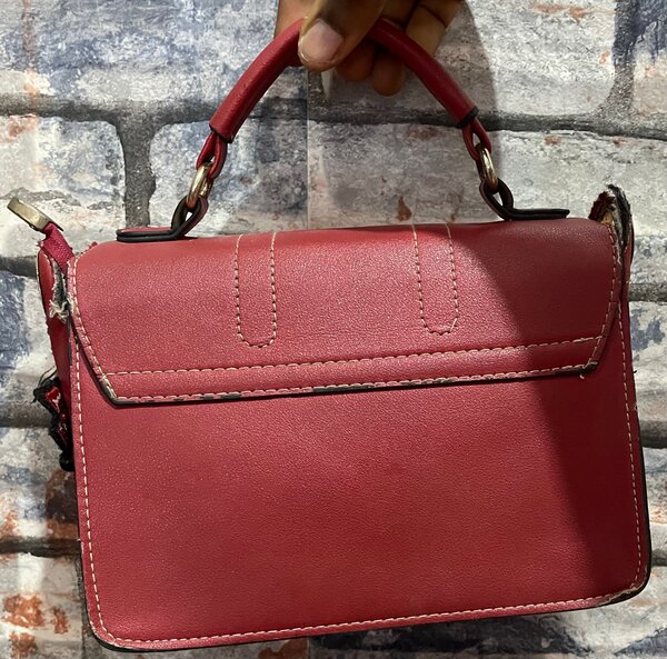 Sac à main en cuir rouge