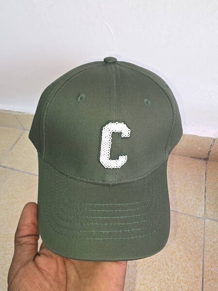 Casquette verte Lettre C