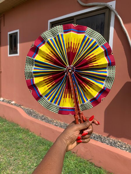 Éventail pliant africain coloré