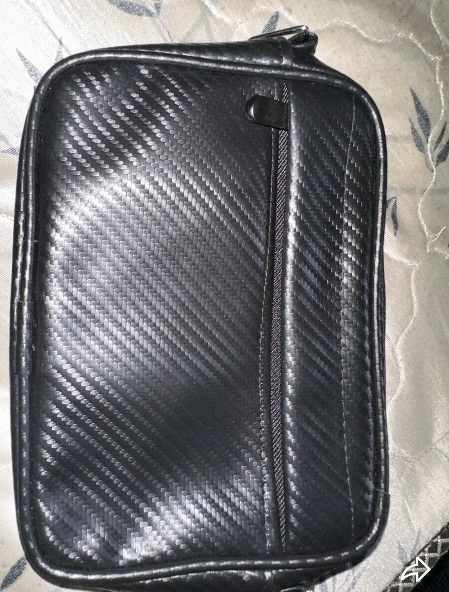 Pochette noire en cuir robuste