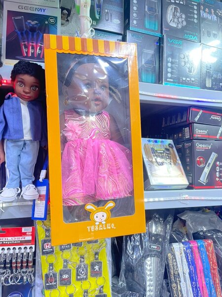 Poupée habillée élégante