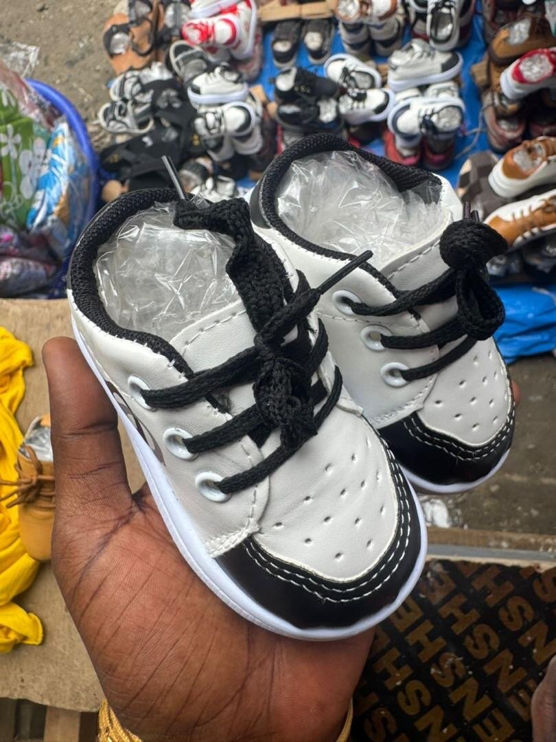 Sneakers bébé en cuir