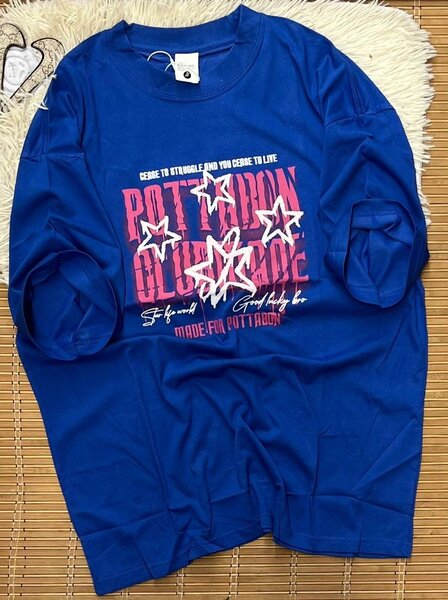 T-shirt bleue avec étoiles