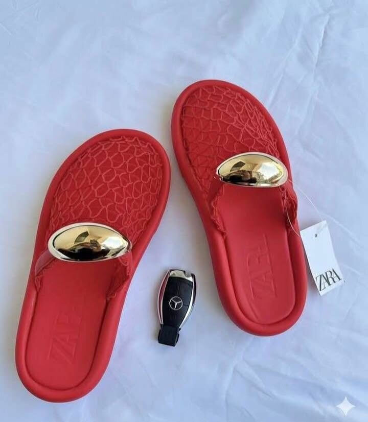 Mules élégantes avec décoration dorée