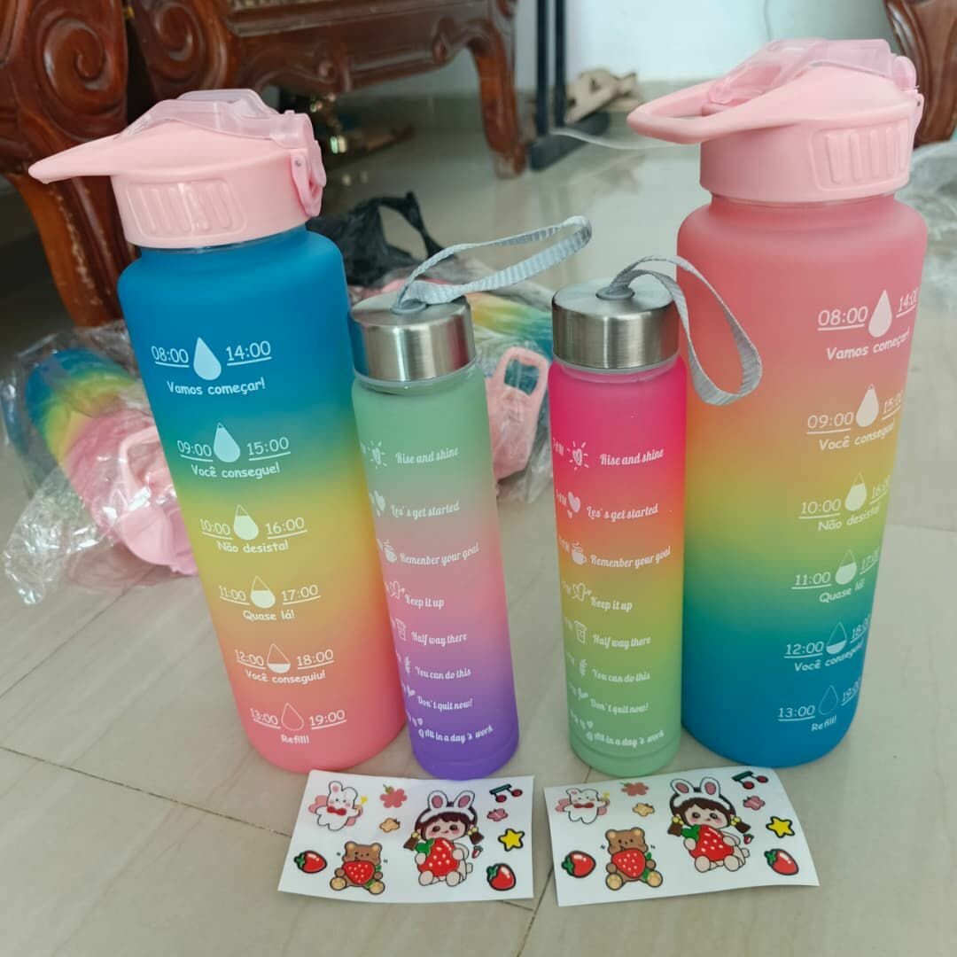 Bouteilles d'eau colorées