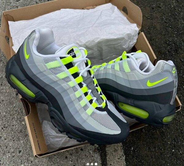 Chaussures Nike Air Max 95 gris et vert