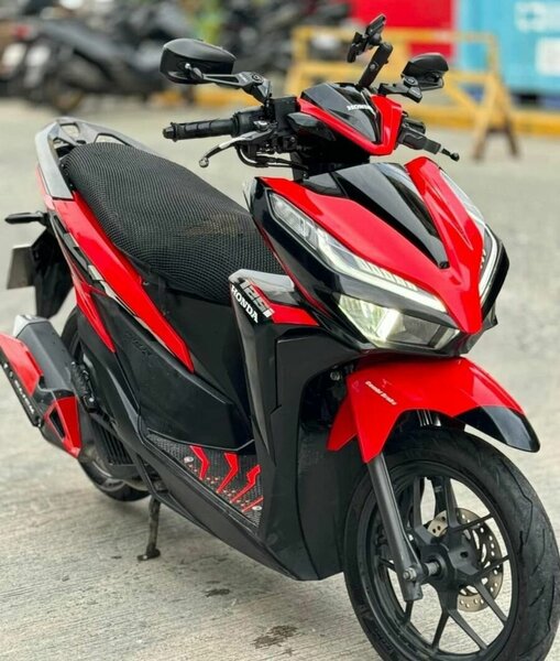 Scooter Honda rouge et noir