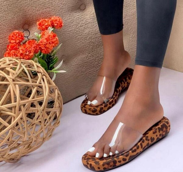 Tongs élégantes transparentes