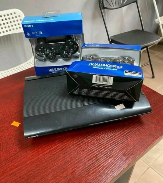 Console Sony PS3 avec Manettes