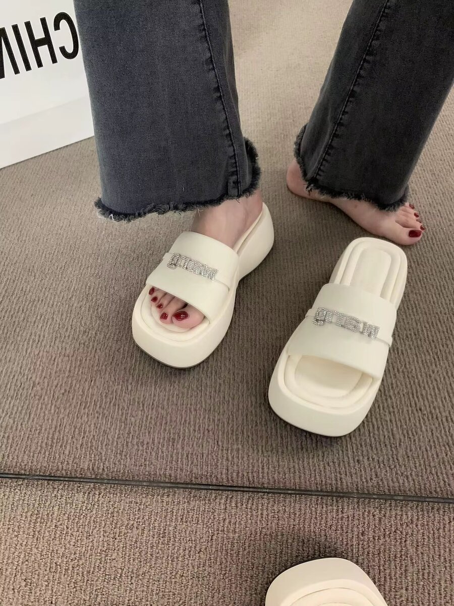 Sandales compensées élégantes