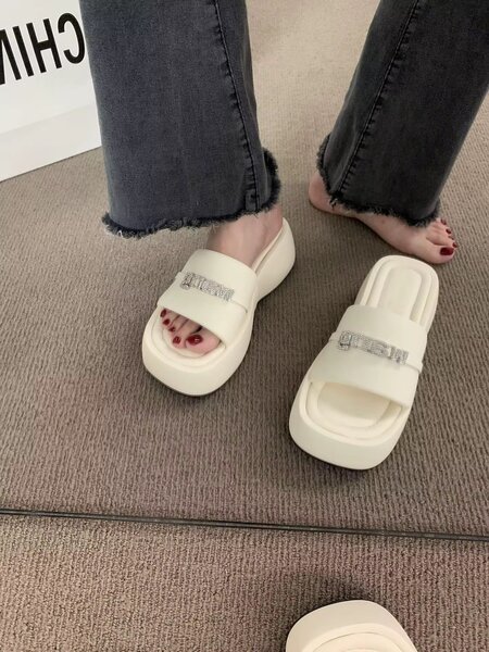 Sandales compensées élégantes