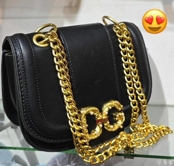 Sac en cuir avec chaîne dorée