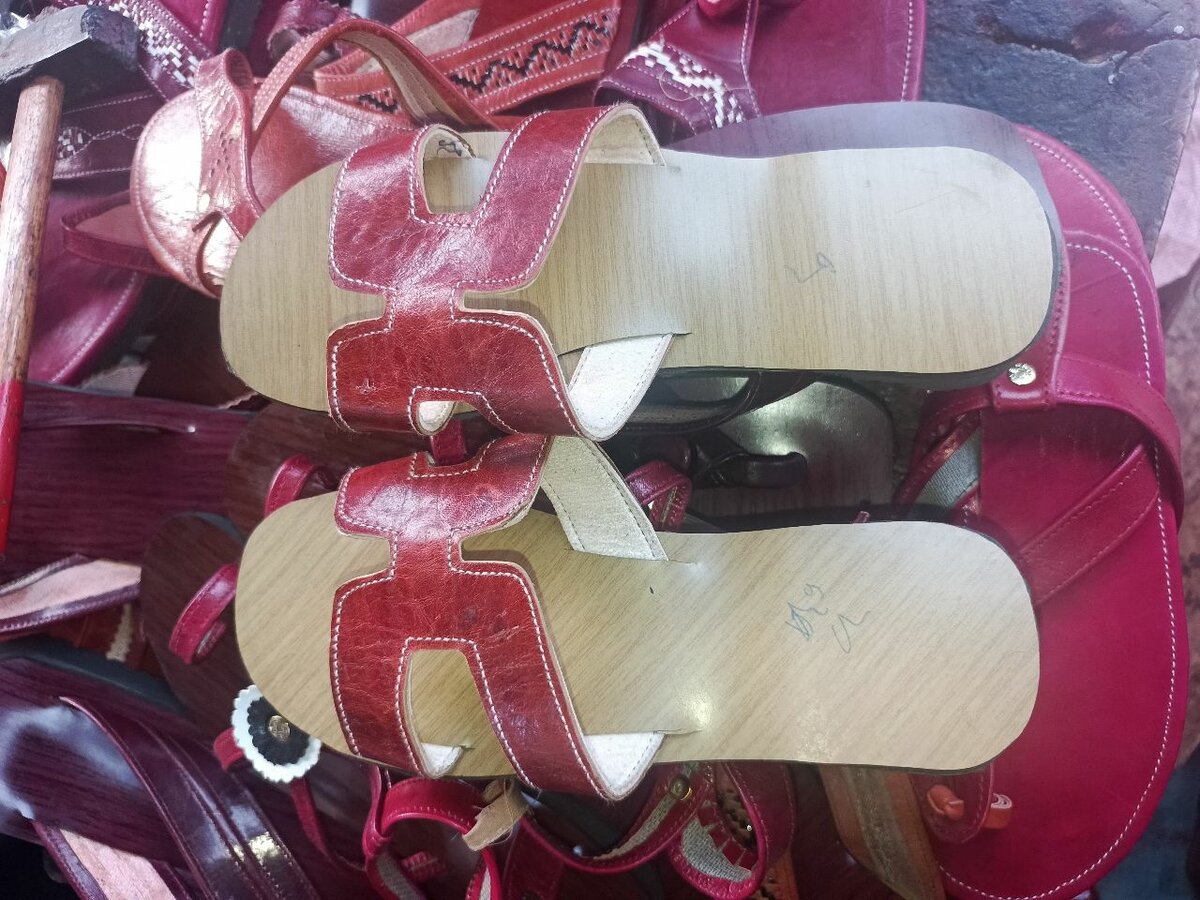 Sandales en cuir rouge