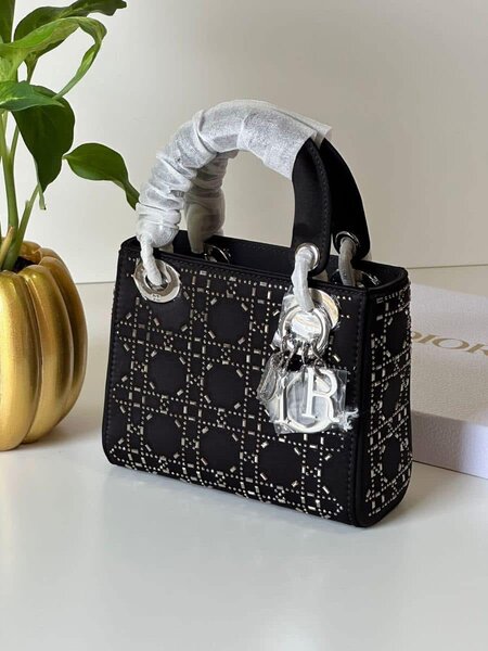 Sac élégant avec breloques