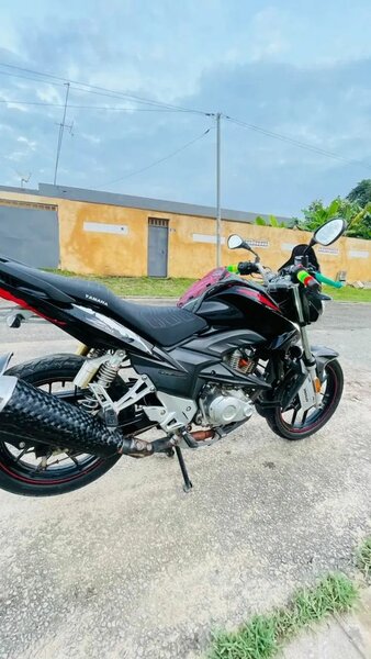 Moto sport élégante noire