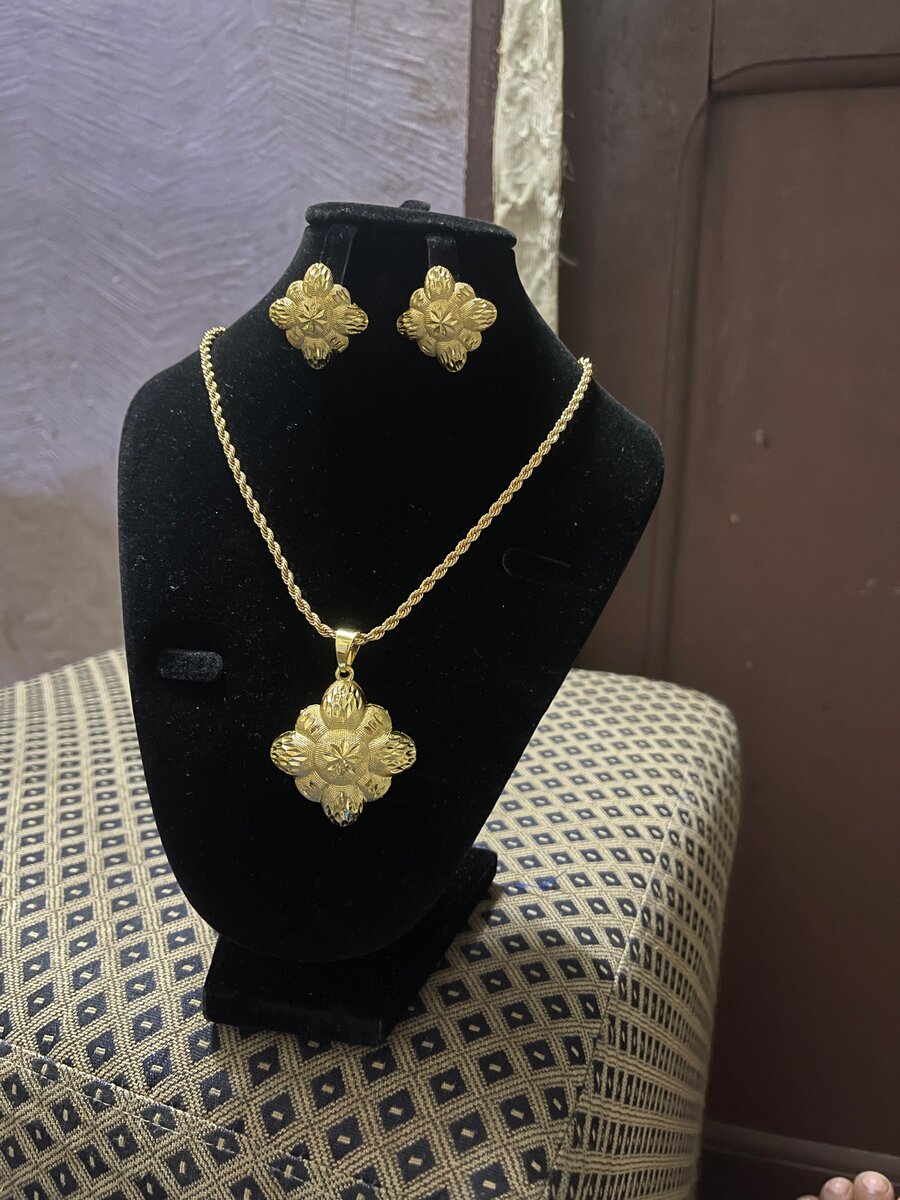 Parure élégante dorée