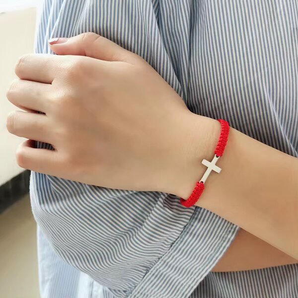 Bracelet avec croix ajustable