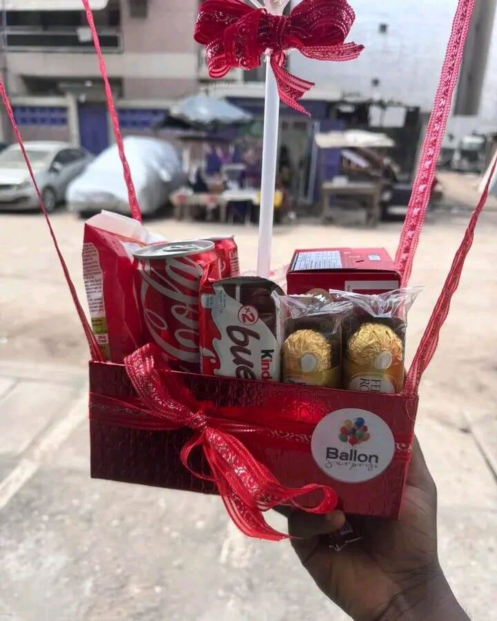 Ballon Cadeau avec Fleurs et Chocolats