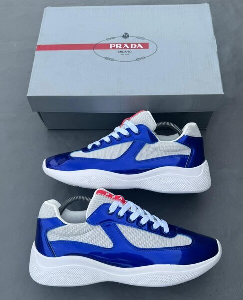 Sneakers Prada bleus élégants