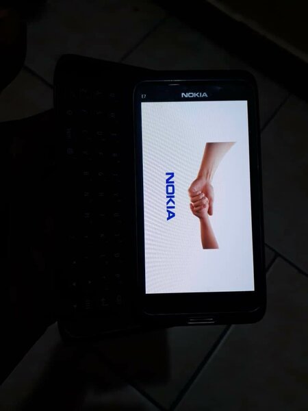Nokia E7 Smartphone QWERTY