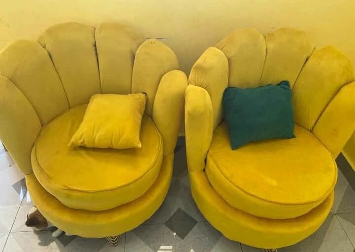 Fauteuils coquille jaunes