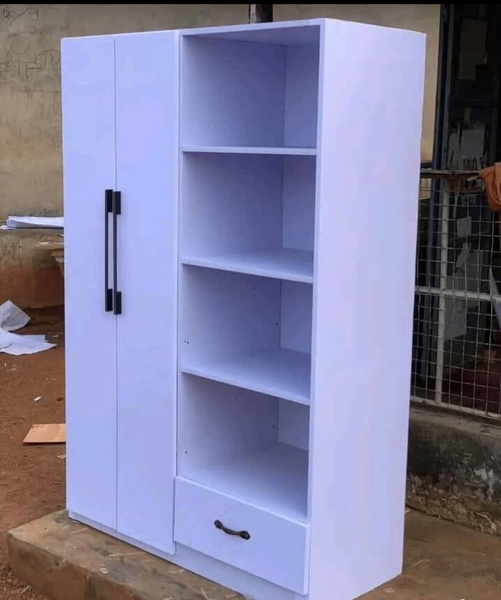 Armoire blanche moderne avec étagères