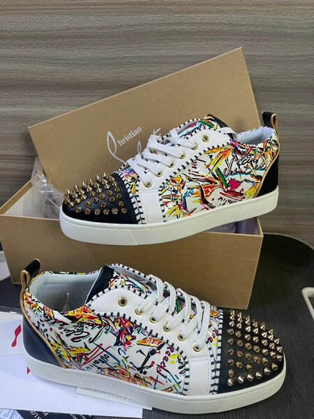 Baskets cloutées colorées