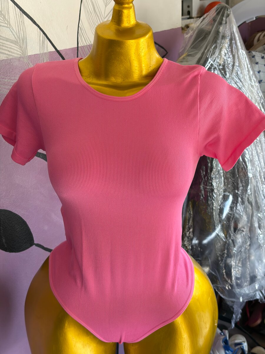 Maillot de bain rose découpé