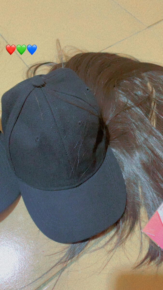 Casquette avec perruque intégrée