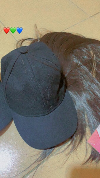 Casquette avec perruque intégrée