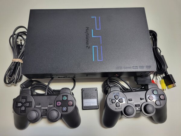 Console PlayStation 2 avec manettes