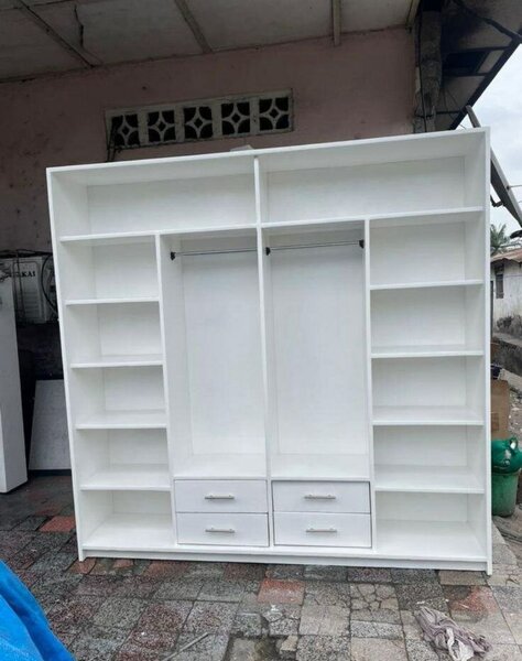 Armoire ouverte avec étagères