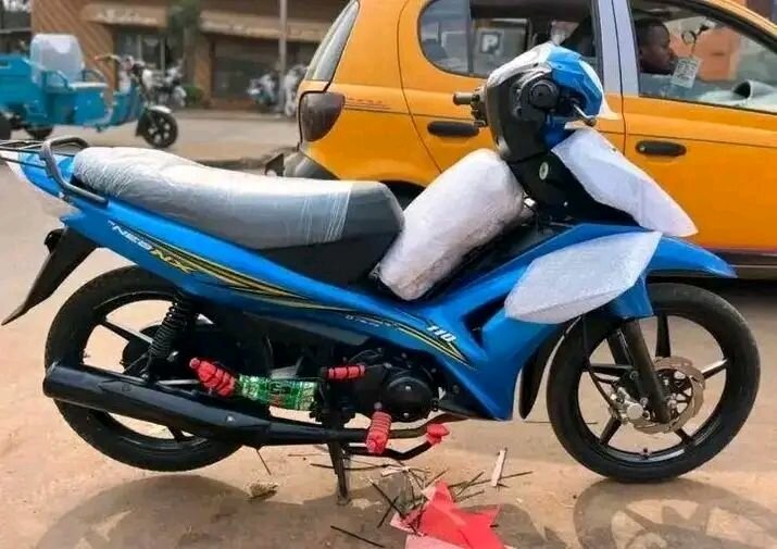 Scooter sportif bleu puissant