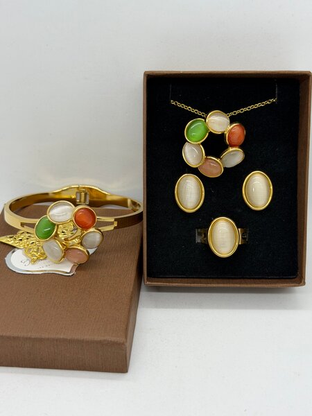 Ensemble de bijoux en or avec pierres précieuses