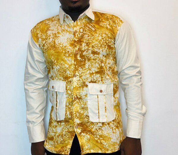 Chemise à motifs dorés