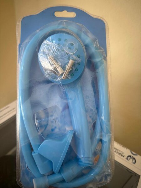 Douchette bleue avec flexible